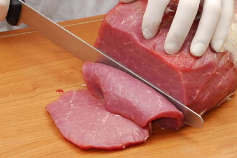 Sử dụng dụng cụ dặm thịt để cắt thịt bò đông lạnh